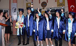 ATB Lisesi öğrencilerinin mezuniyet sevinci